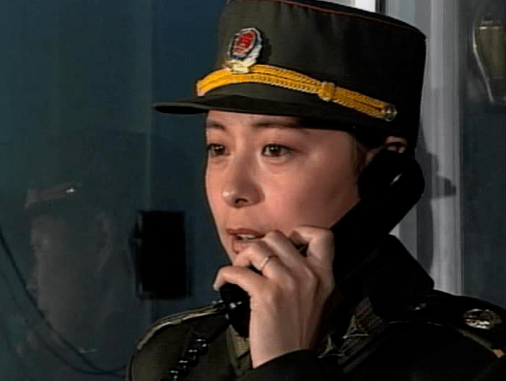 2003年《阳光职业介绍所》中43岁的刘佳气场强大,利落的穿着,凝视着
