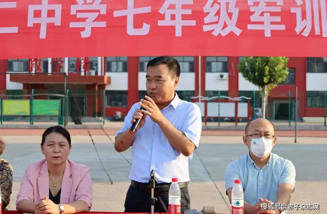 校长葛鸿志对同学们圆满完成军训任务表示祝贺,对大家未来的学习生活