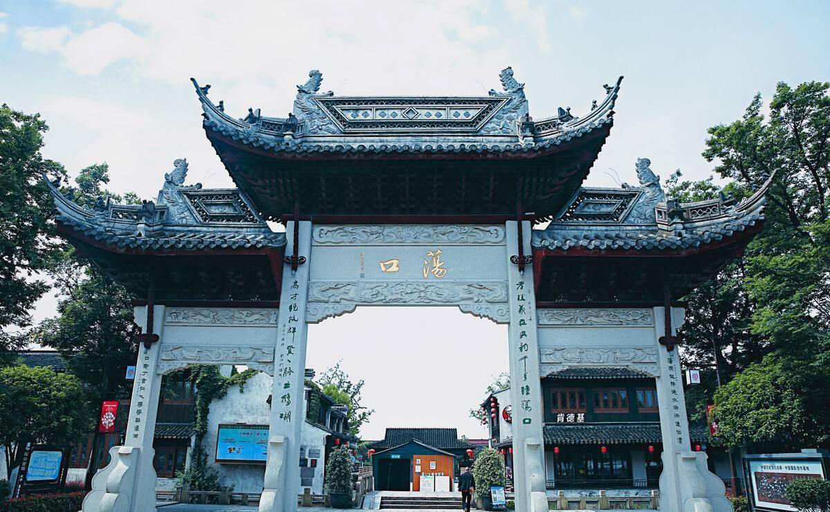 江苏历史文化名镇，地处三地交界处，享有“银荡口”之美誉