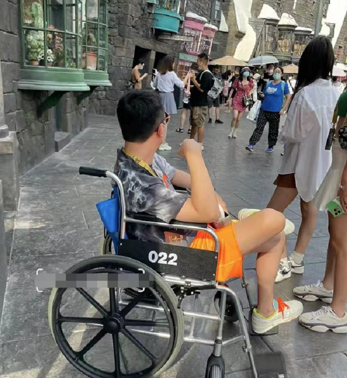 原创             王思聪坐轮椅现身游乐园，跷二郎腿购物太舒服，随从美女长腿瞩目
