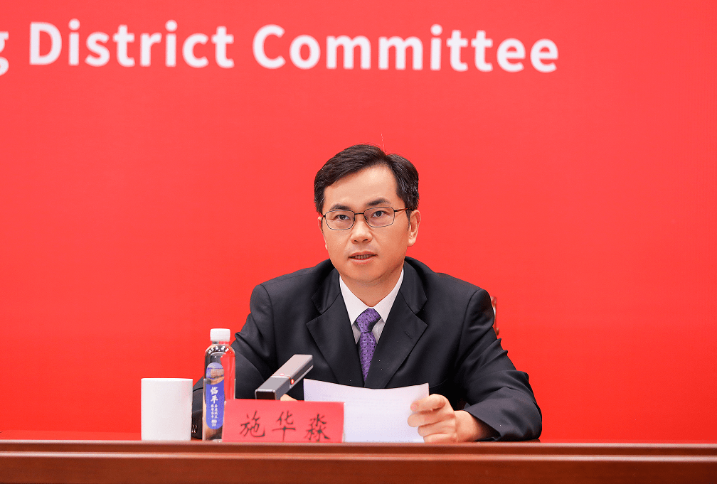 临平区委副书记,区人民政府区长施华淼回答有关问题.