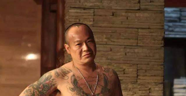 他是不折不扣的古惑仔,曾教吴镇宇拍戏,晚年却甘于