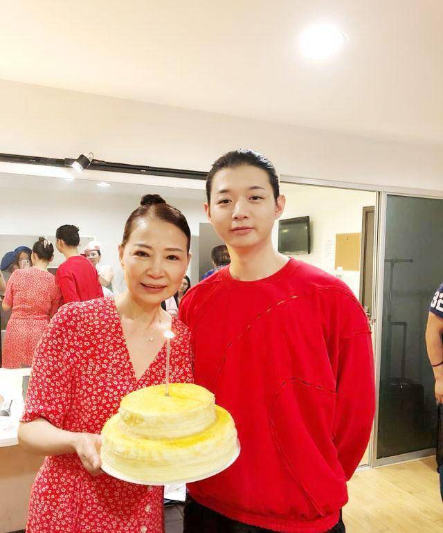 钟小平与火峰离婚28年:儿子被勒索退圈,她郁闷,再婚困扰他_广州_父母