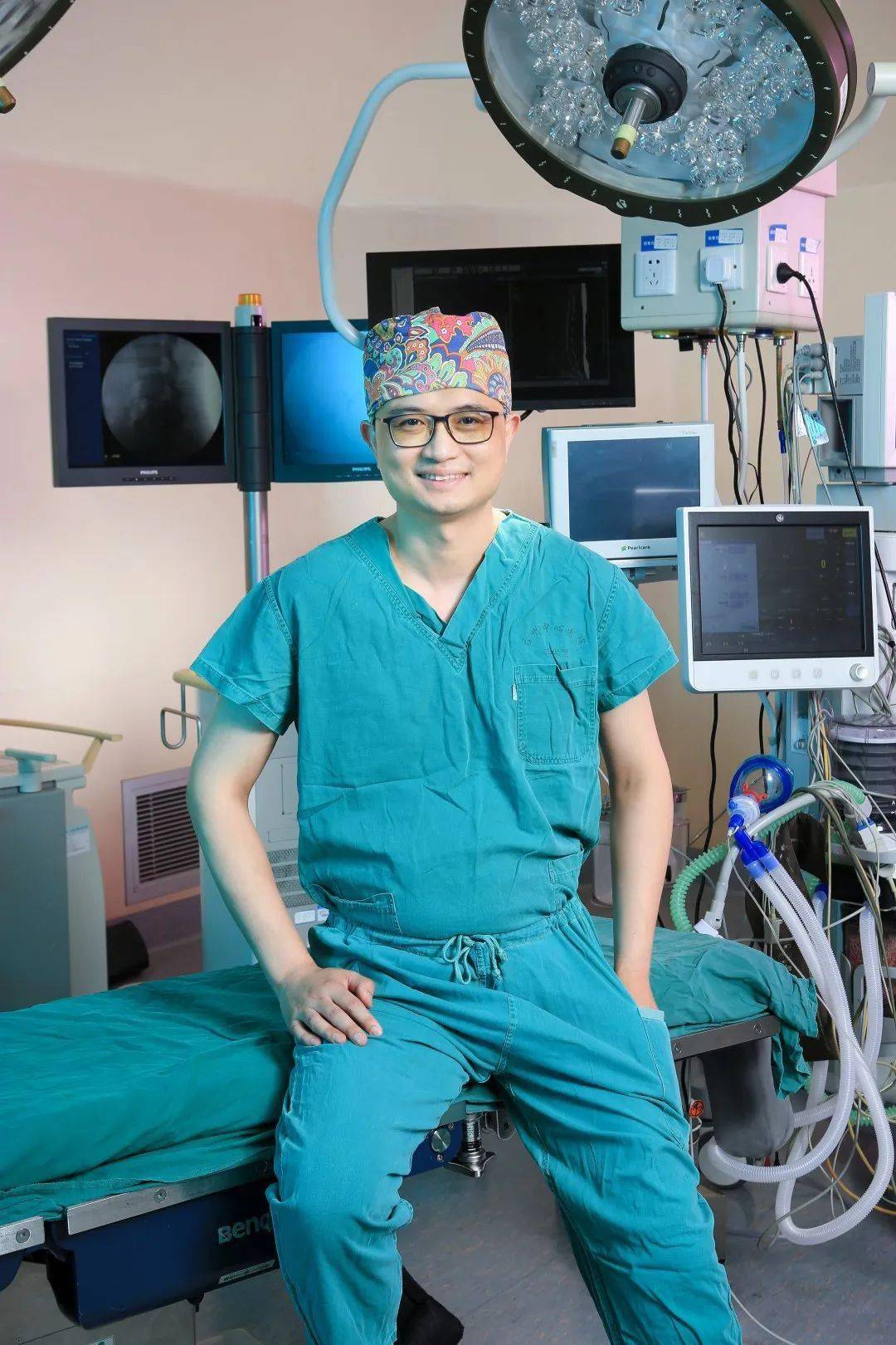 台州市中心医院骨科主任医师、副教授，关节组首席医师。台州市医学会运