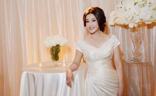 刘晓庆草坪上坐瑜伽运动身姿曼妙这个称号不米乐M6 M6米乐是白来的(图4)