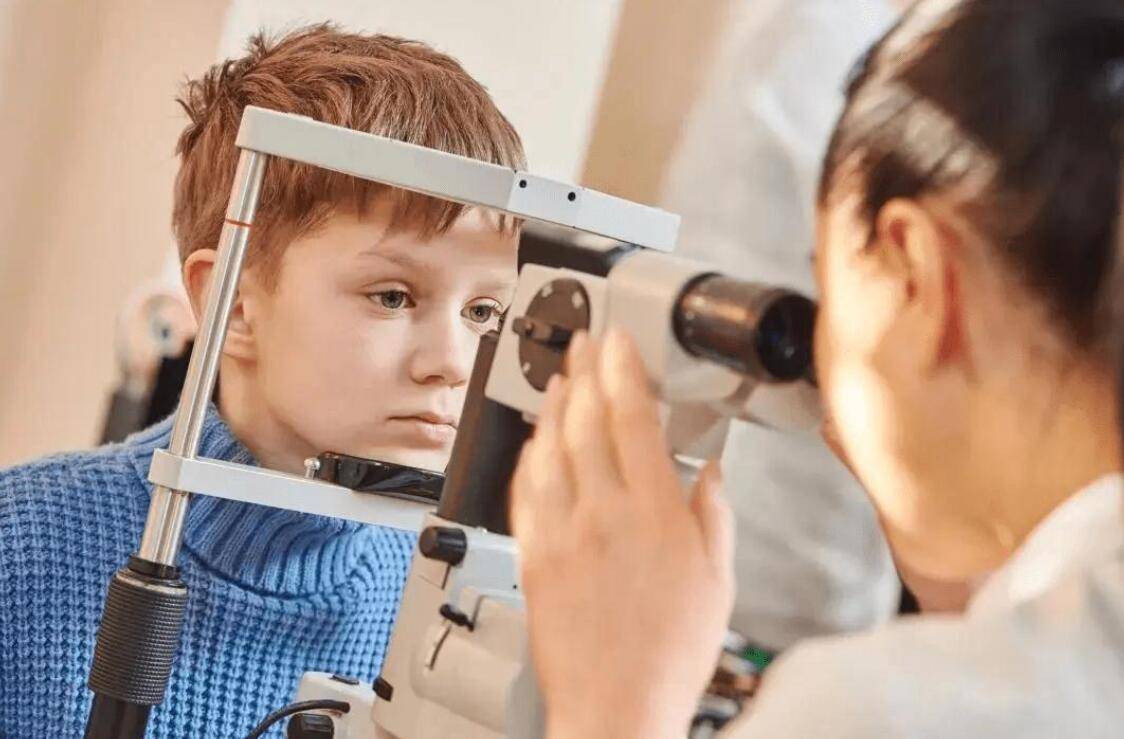 孩子眼睛有散光，什么情况下必须戴眼镜？还能恢复正常吗？