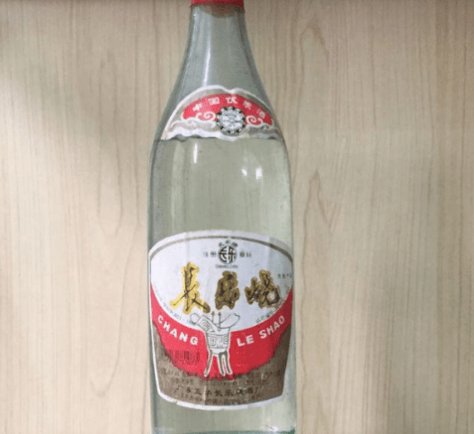 长乐烧酒九江双蒸酒技术与玉冰烧颇有迥异,但肥猪肉浸泡一步少不了,其