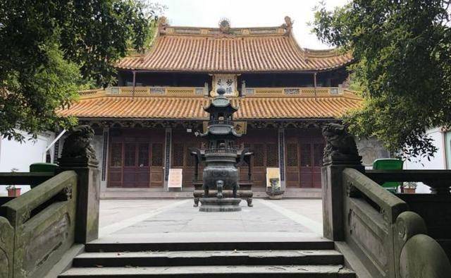 浙江有一寺庙，依山而建，现存建筑600多间，还藏一座舍利宝塔