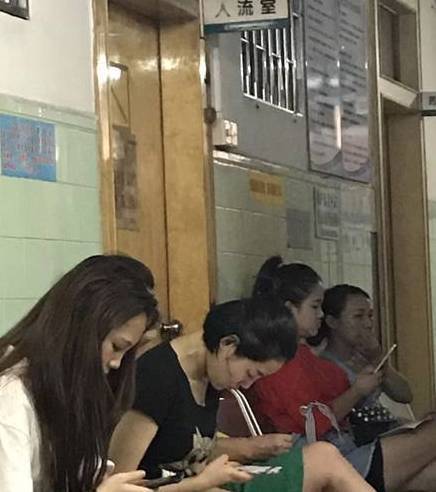 原创
开心一笑:为什么总让我先上?