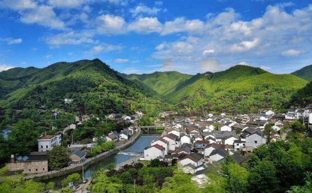 浙江余姚四明山镇有座古村，因溪而得名，丹枫古道美不胜收