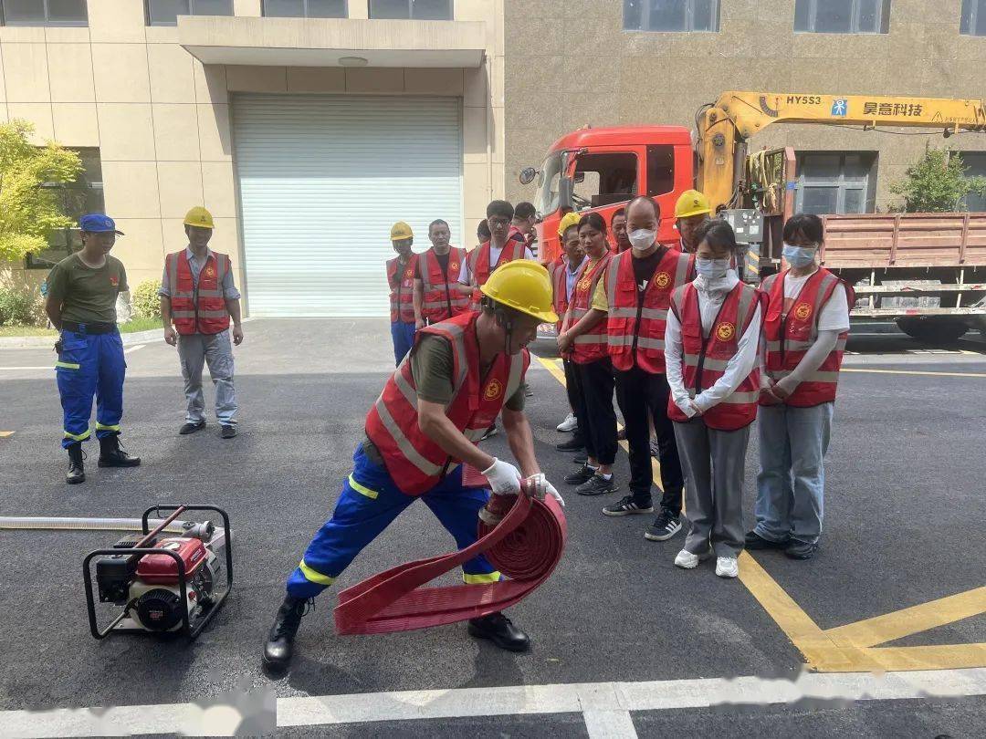 2022年8月14日,平湖市曹桥街道应急志愿服务队伍开展消防演练坚持平战结合