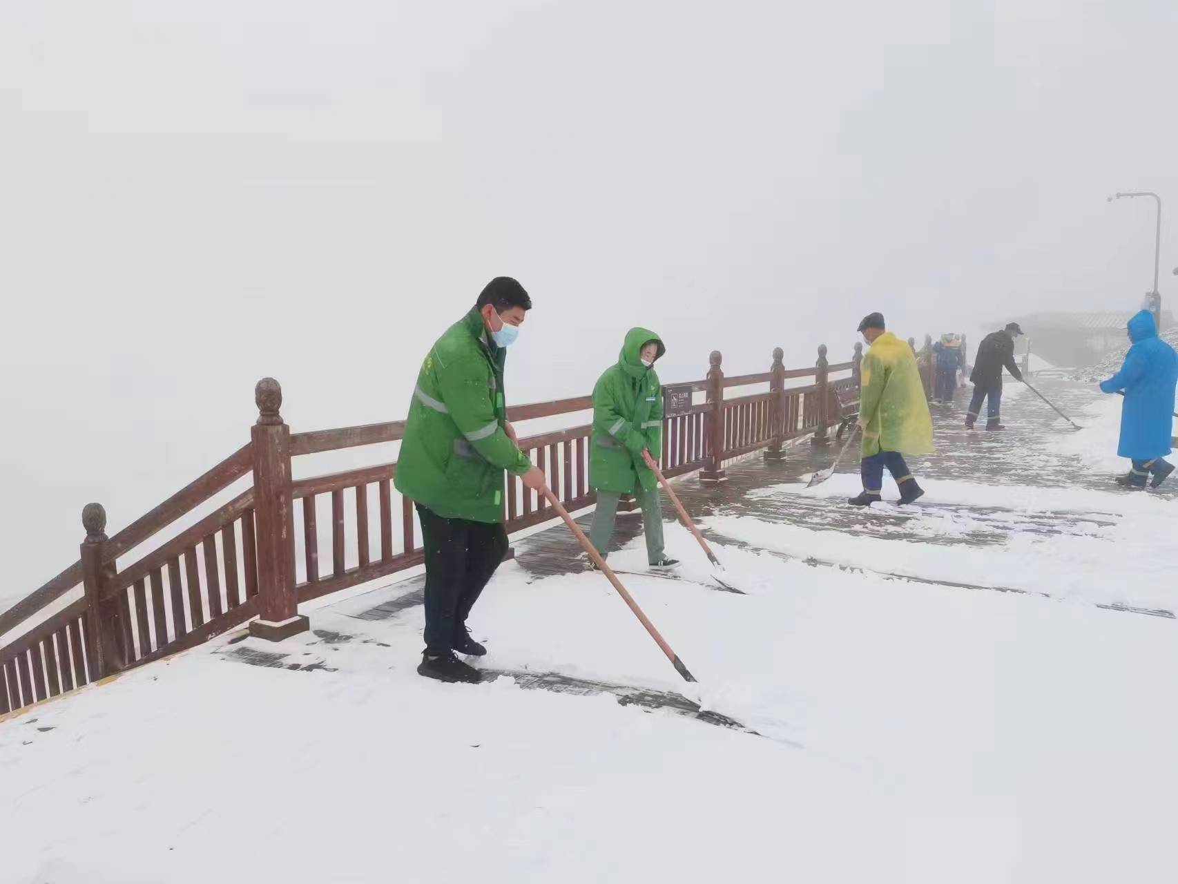 陕西太白山迎来今秋第二场雪 秋景雪景争相斗艳