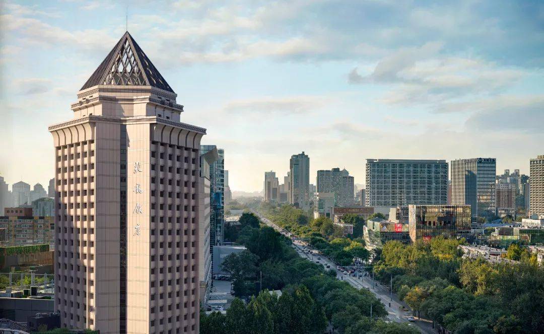 凯悦尚选在中国的首间分号是由1985年开业的北京兆龙饭店改造而来。这间在