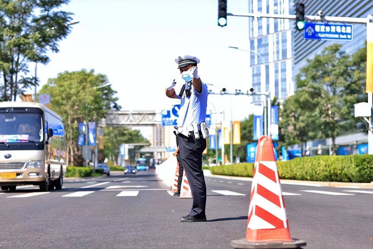 北京交警敖翔:不光是"会说相声的交警"_违法_执法_交通大队