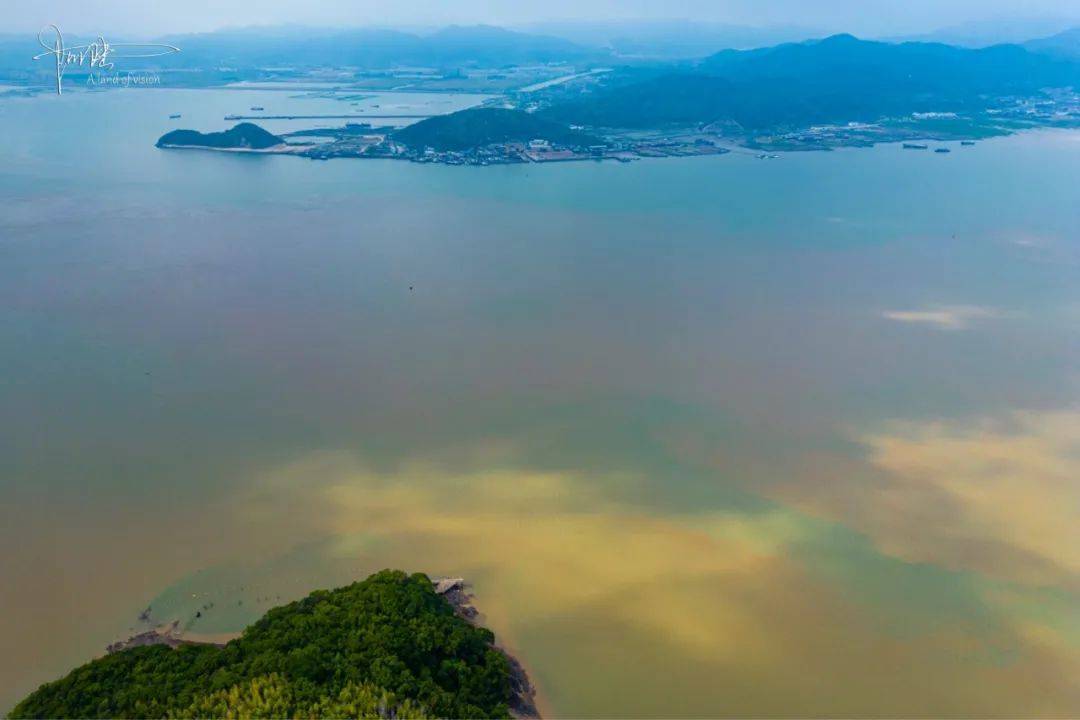 在宁波遇见大海中的“丹霞地貌”，色彩斑斓且场面壮观，太神奇了