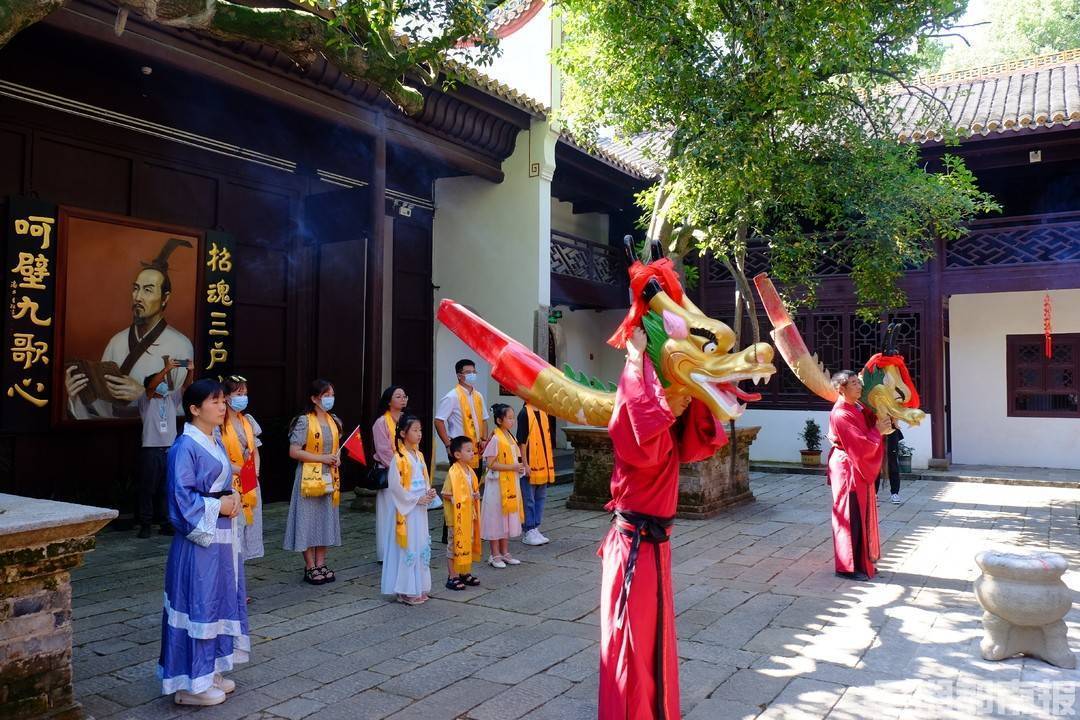 岳阳屈子文化园景区举行屈原祈福大典，着汉服可免费游园