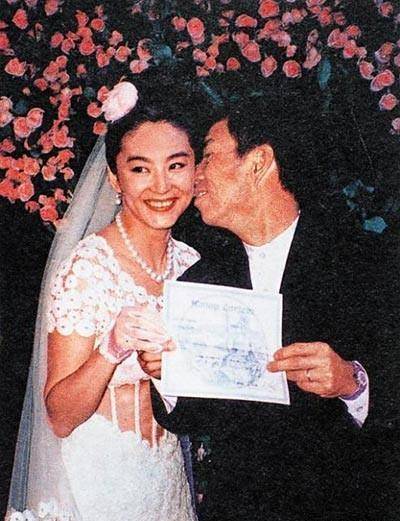 1994年,40岁的林青霞嫁给了香港富商邢李源,穿着全手工缝制的chanel