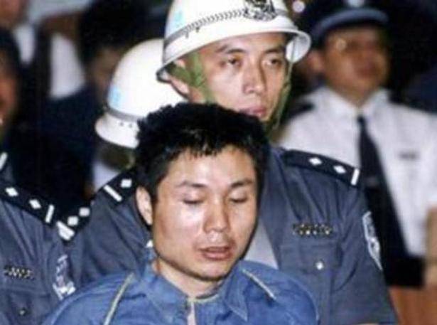 首先就是组建一个团结忠诚的犯罪团伙,张君逆天的将其取名为"革命重建