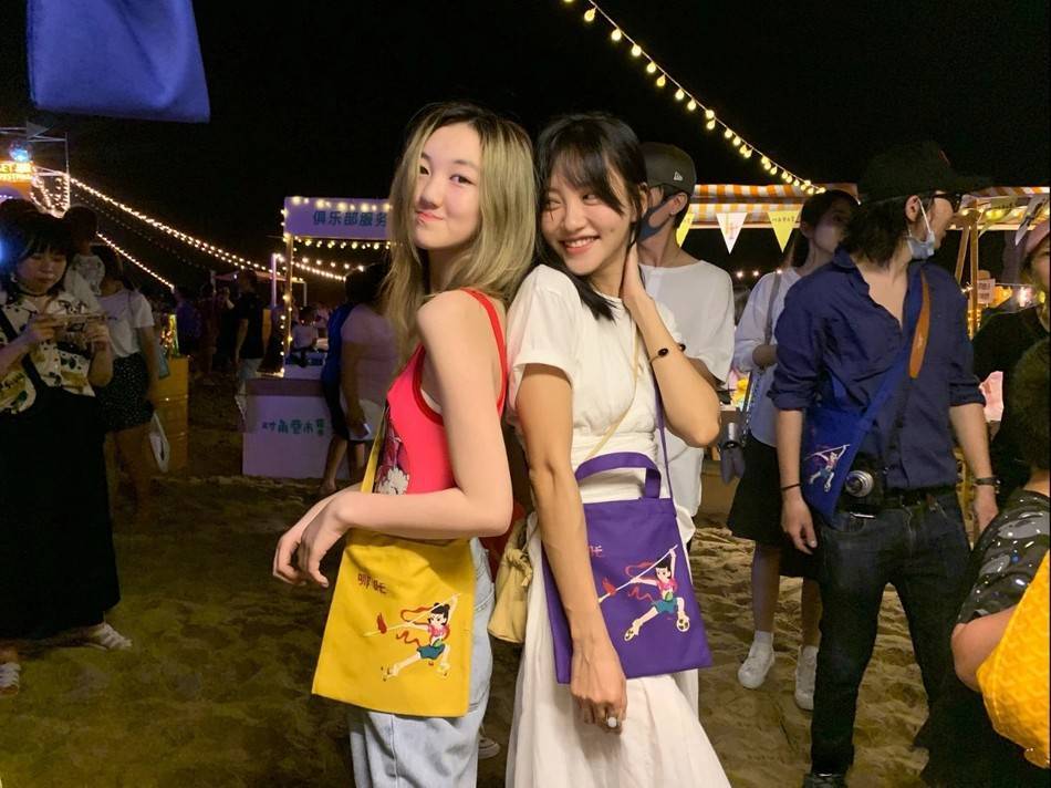 原创15岁李嫣化大浓妆打扮成熟涂粉不匀好怪异越来越像叛逆少女