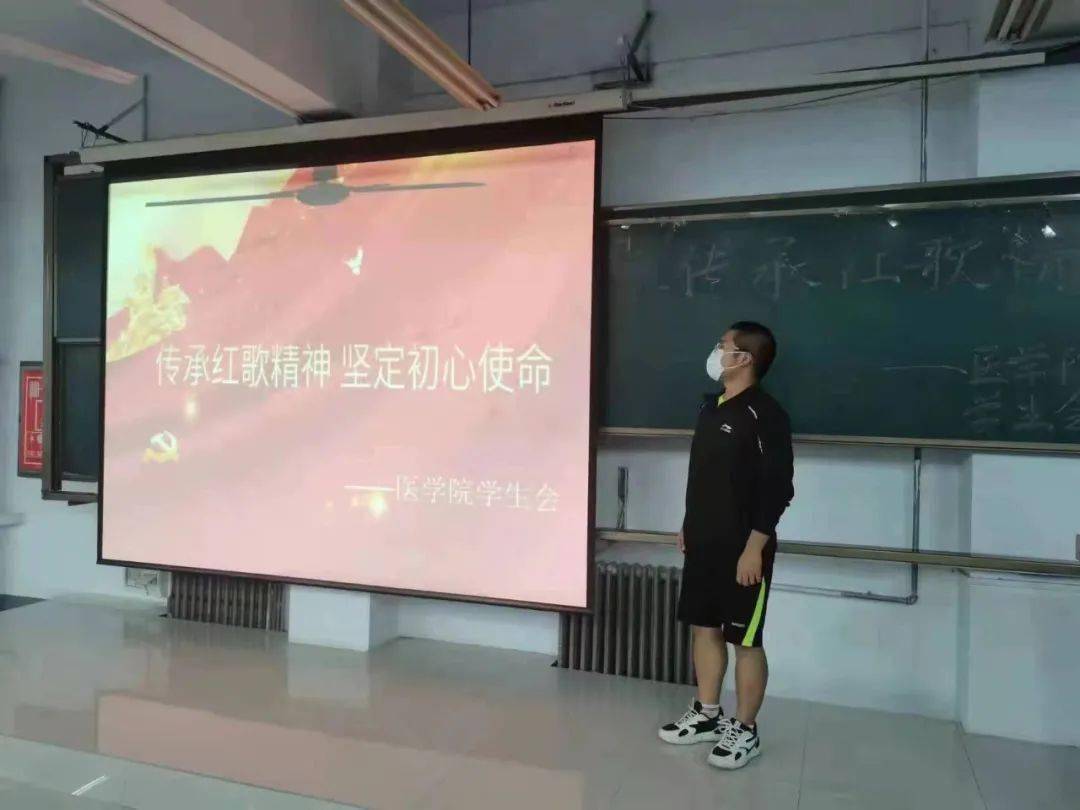 打篮球 唱红歌 观红色电影 我校学子国庆长假别样多彩