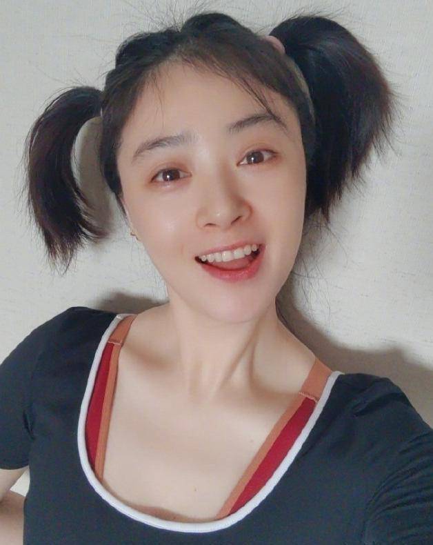 39岁蒋欣素颜照,眼皮下垂,眼袋明显,化完妆像两个人_照片_状态_少女