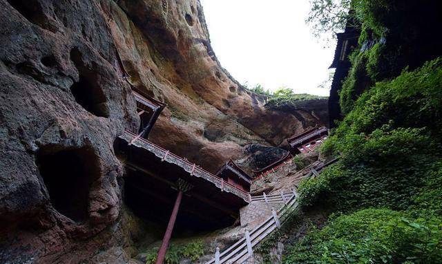 甘露岩寺有根“谜”一样柱子，为何到这里的游客，都要与它抱一抱