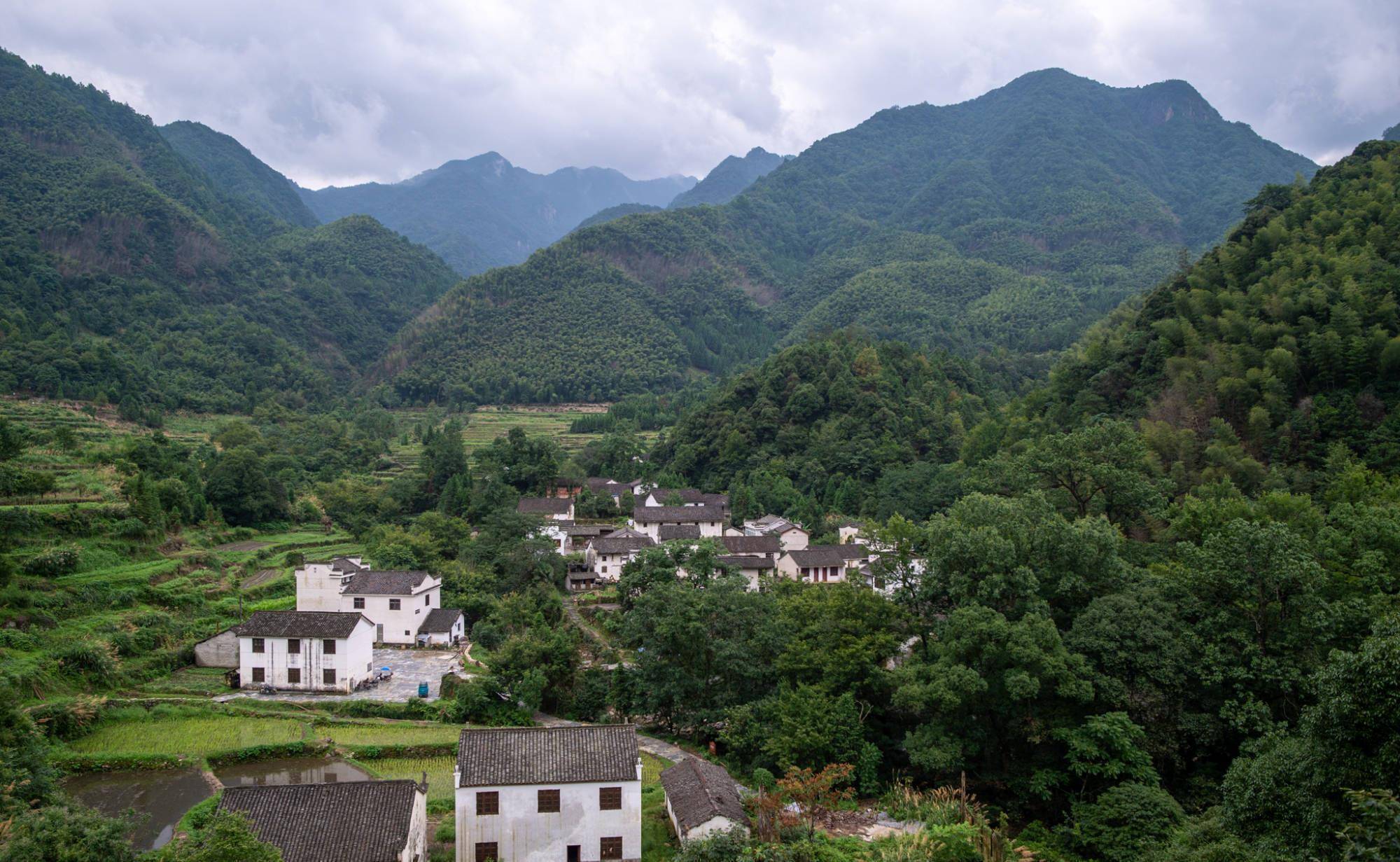 安徽“被遗忘”的古村落，藏在石台县大山中，美景不输世外桃源