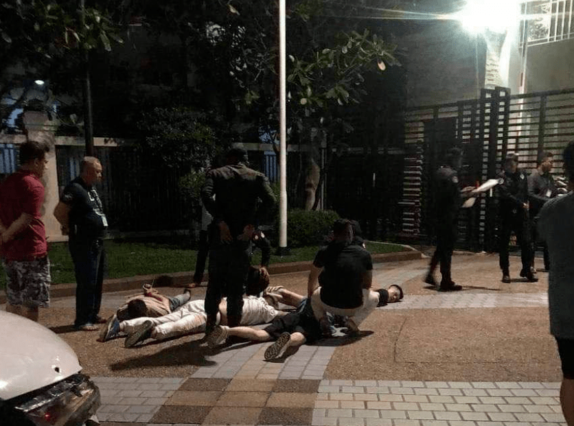 昨日金边绑架案后续：7人持4把枪，绑架勒索受害人10万美金，撞了警察逃跑