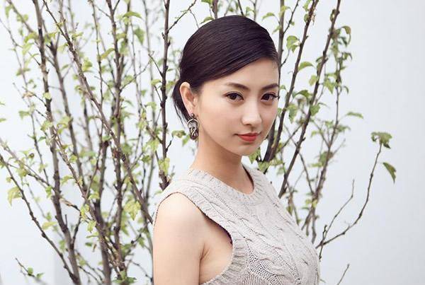 斓曦原名张凡,艺名斓曦,取自"斑斓若曦"希望自己心身材像大海一样宽广