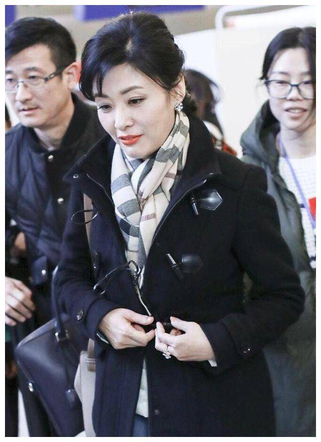 周涛真是中年女人的穿搭模板,白衬衫配黑色半身裙,越简约越高级_女性