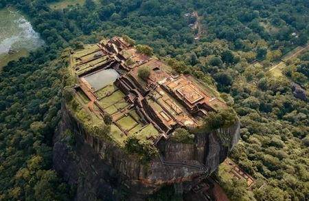 它是建在巨岩上的天上宫殿，化不可能为可能，千年后才被发现