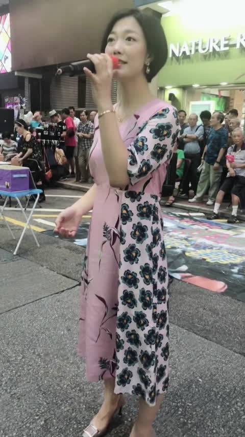 "小龙女"龙婷《星光大道》冠军,上过春晚,重回街头唱歌图啥?