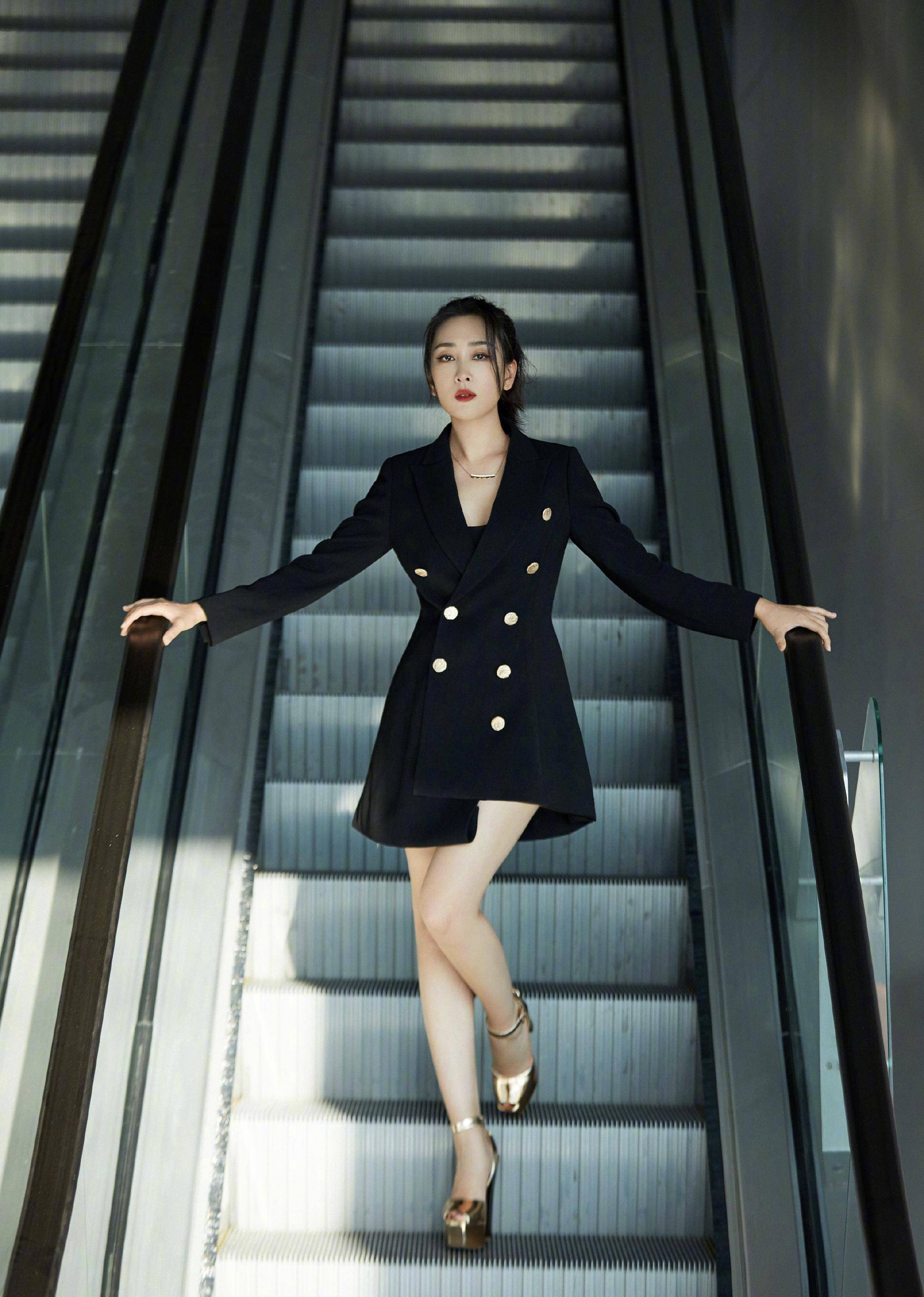 黑色就非常衬托肤色，搭配她霸气十足的红唇造型，尽显职场女强人气场。