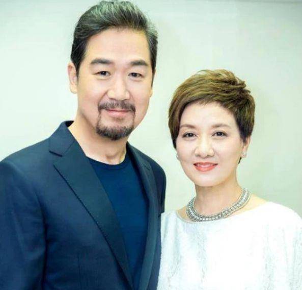 她2婚嫁给张国立,婚后28年没有孩子,如今63岁如愿当妈_邓婕_张默_婚姻