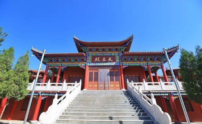 河北赞皇有一座古寺，辉煌庄严，建在金龟岭上，香火延续了上千年