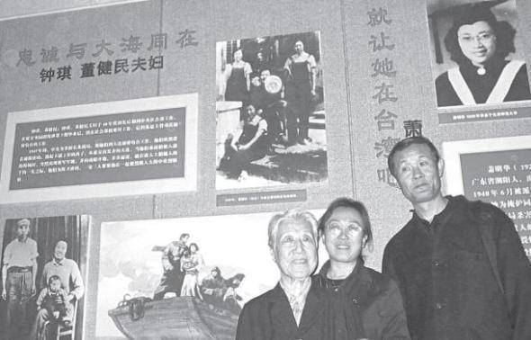 1946年,为了保护密码本,她与丈夫带着2岁的儿子跳入