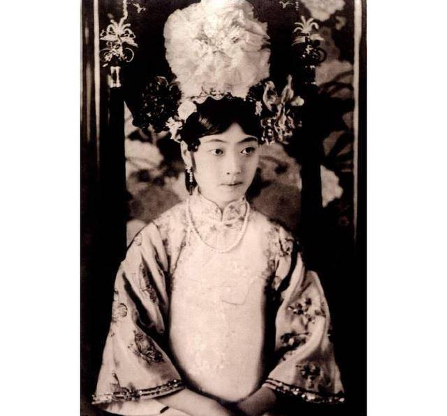 而在2003年,婉容的贴身宫女崔慧梅旅居香港,当时她已经七十多岁了