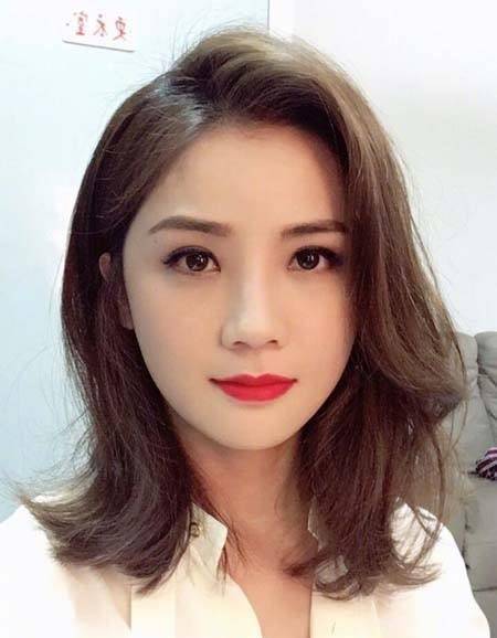 38岁阿sa玩"下半身失踪,黑色t恤很俏皮,一双漫画腿