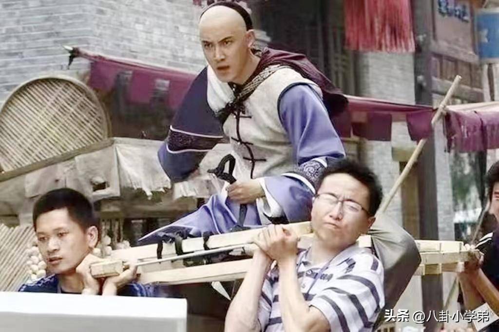 只需要一个架子,一个像模像样的缰绳,骑马戏就搞定了.