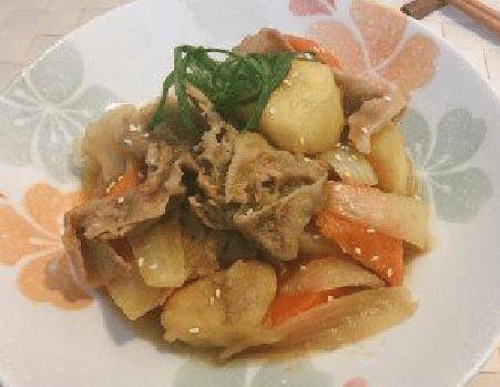 【准备材料】食材梅头猪肉片1盒薯仔2个红萝卜1条洋葱半个水适量芝麻