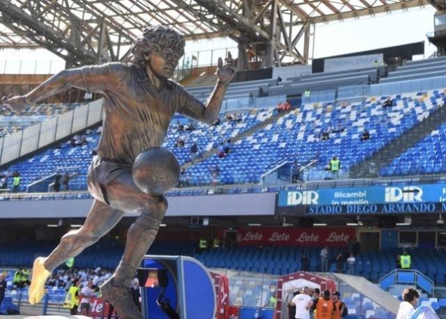 原创
            马拉多纳新雕像揭幕 那不勒斯13连胜 复刻球王传奇！