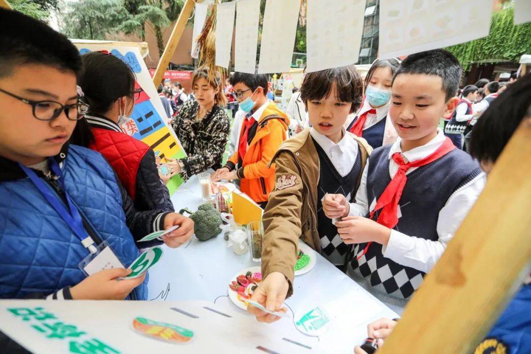 买菜、检测一站式，这个校园食安科普集市很热闹  六年级作文 第4张