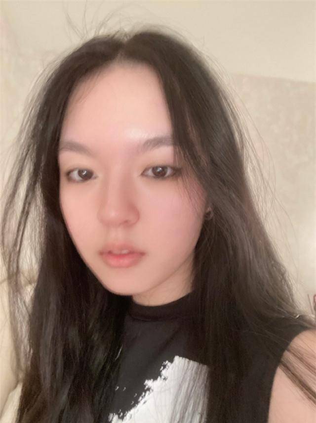 李咏女儿晒时尚照庆19岁生日,气质冷艳美过哈文,好身材超养眼_法图麦
