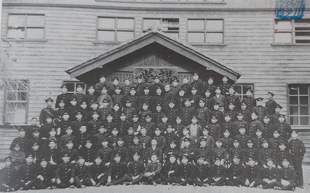 1905年11月6日,仙台医专医学科二年级全体同学送别解剖学教授敷波次郎