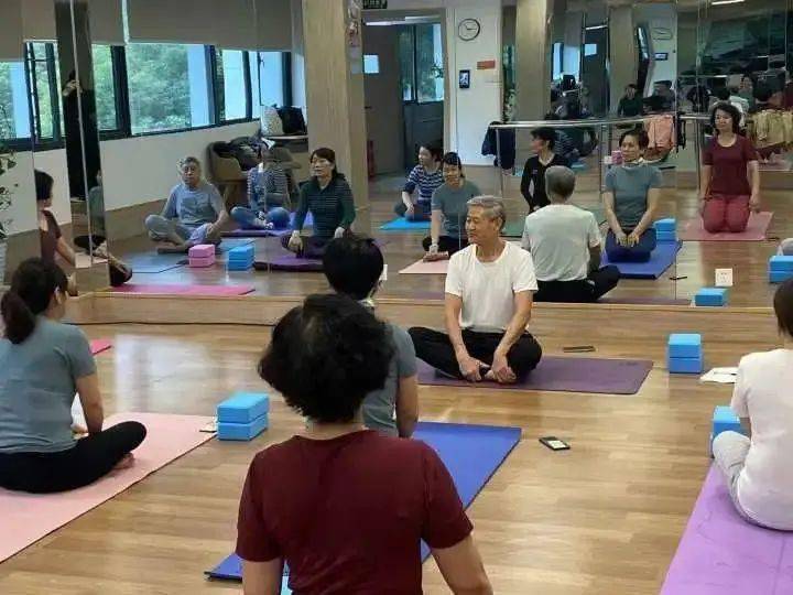 杭州78岁“瑜伽爷爷”冲上热搜 如今​状态好米乐M6 M6米乐到让人羡慕(图1)