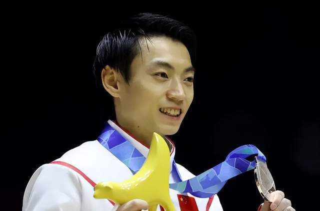 体操世锦赛更高分！中国巨星成就3冠王，敌手狂赞：神一样的存在