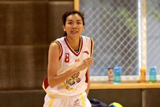 她是中国女篮传奇，35岁才成婚，曾揭露处所篮协黑幕，现在成辣妈