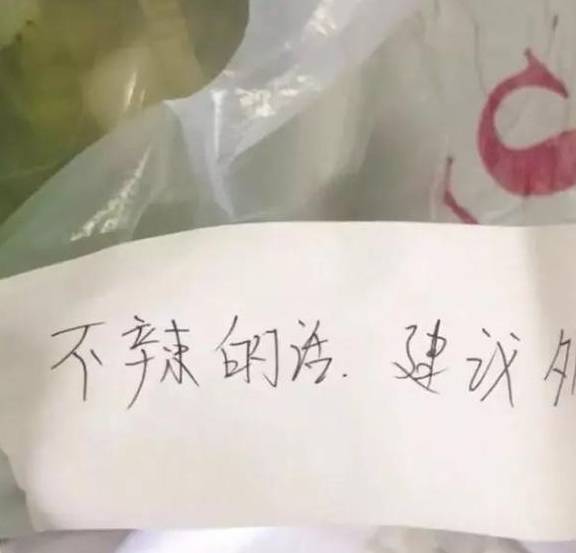 原创
幽默笑话:看中了一双鞋,但是买不起!妈妈,你会买给我吗?