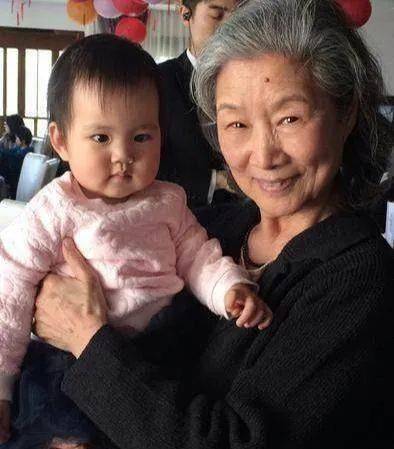 老戏骨吕中:嫁给小学同学恩爱53年,丈夫病逝后,影