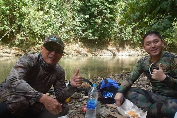 这到底是钓鱼呢还是荒野求生啊？难怪一些钓鱼人都越来越胖了